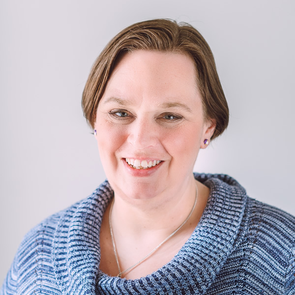 Headshot of Jenn Annis, Copywriter